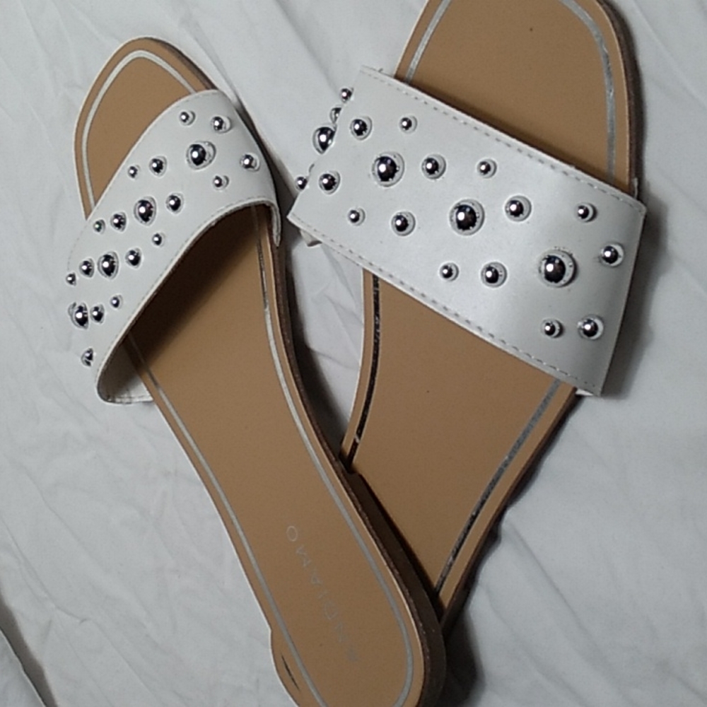 Andiamo studded Women's saddles white w silver studs size 9